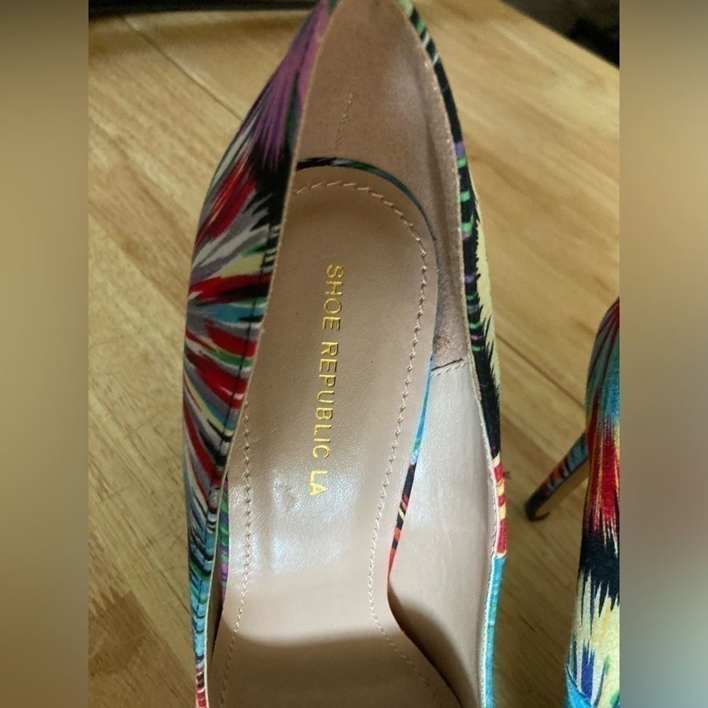Shoe Republic LA colorful heels in size 9 with an approx 4 1/2 in heel - Picture 3 of 8
